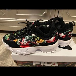 Fila women’s sneakers size 6